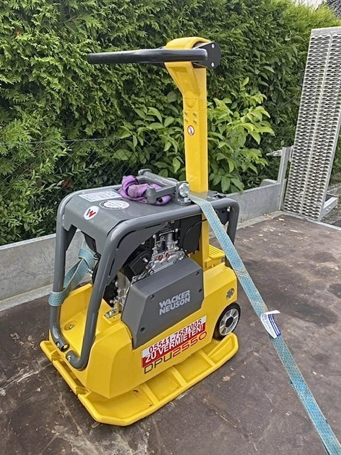 mobil s&s GmbH - Maschinenbau - Gelber Bagger Wacker Neuson DPU 2550