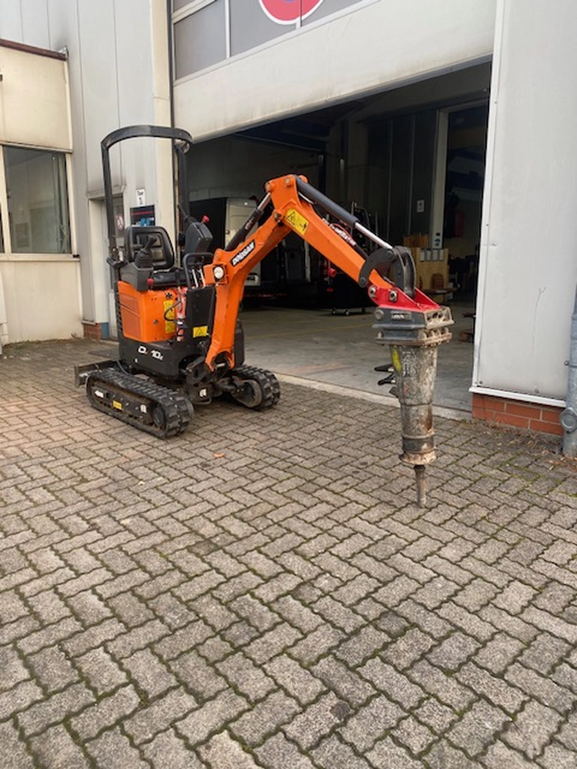 mobil s&s GmbH - Maschinenbau - Orangefarbener Bagger Doosan DX10Z