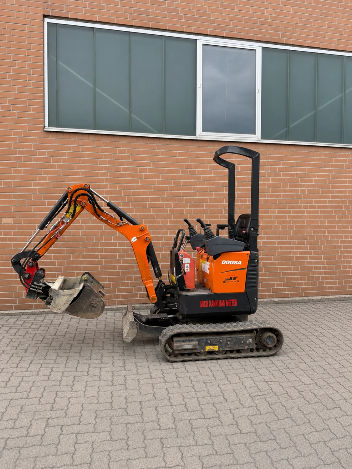 mobil s&s GmbH - Maschinenbau - Orangefarbener Bagger Doosan DX10Z