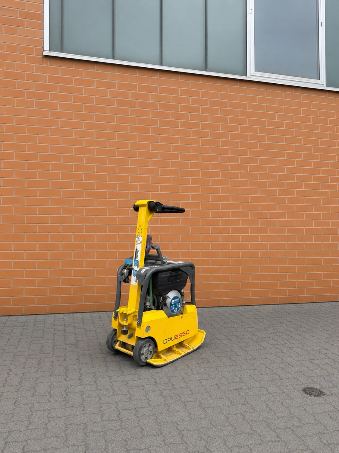 mobil s&s GmbH - Maschinenbau - Gelber Bagger Wacker Neuson DPU 2550